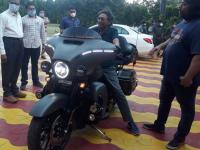 सुपर बाईक अन् ‘सुपर स्पेशल’ व्यक्ती; सरन्यायाधीश शरद बोबडेंना दिसली Harley Davidson, अन्... - Marathi News | Photos of CJI Sharad Bobde on Harley Davidson bike goes viral online | Latest maharashtra Photos at Lokmat.com