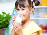 मुलांना दूध देण्याआधी जाणून घ्या या गोष्टी; अन्यथा... - Marathi News | Know the milk allergy causes and symptoms | Latest health Photos at Lokmat.com