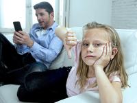 पालकांच्या 'या' सवयी मुलांसाठी ठरू शकतात हानिकारक - Marathi News | avoid these bad habits not to play with your kids health | Latest relationship Photos at Lokmat.com