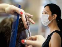 Coronavirus : कोरोनाची अशीही दहशत; चीनच्या सलून्समध्ये लाँग डिस्टन्स हेअर कट - Marathi News | Long distance haircut amid the coronavirus outbreak in China | Latest international Photos at Lokmat.com
