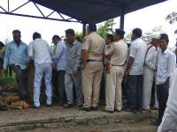 विवाहितेवर पोलीस बंदोबस्तात अंत्यसंस्कार - Marathi News | nashik,chinchkhed,married,women,sucide,crime,registered | Latest nashik Photos at Lokmat.com