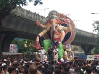 ढोल-ताशांच्या गजरात गणपती बाप्पांचे आगमन - Marathi News | Ganpati idols reach pandals in Mumbai; hundreds participate in processions near Lalbaug | Latest mumbai Photos at Lokmat.com