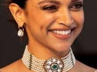 लग्नात नवरीच्याच नाहीतर ताई-वहिनी-नणंदबाईंच्या गळ्यातही शोभून दिसतो चोकर! पाहा ५ सुंदर डिझाइन्स - Marathi News | latest choker necklace designs for Indian weddings trendy moti gold and kundan choker sets for bridesmaids beautiful pearl choker necklace for festive look | Latest sakhi Photos at Lokmat.com