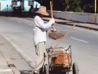 झाडू मारण्यासाठी सॉफ्टवेअर इंजिनिअरने सोडली हाय-फाय नोकरी; आता महिन्याला १.१ लाख पगार - Marathi News | indian softwar engineer working as sweeper in russia cleaning streets know his salary | Latest social-viral News at Lokmat.com