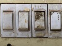 कितीही साफ करा स्विच बोर्डवरील काळे-मेणचट थर निघत नाहीत? ५ सोप्या ट्रिक्स, स्विच बोर्ड चमकेल नव्यासारखा - Marathi News | how to clean dirty switch board in home simple tips and tricks using this tips switch main electricity power | Latest sakhi Photos at Lokmat.com