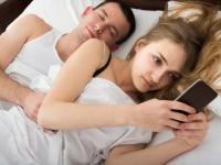 या 8 संकेतांवरून समजून जा, की तुमचा पार्टनर तुम्हाला धोका देतोय! - Marathi News | Understand these 8 signs that your partner is cheating you, Body language expert reveals the clues | Latest relationship Photos at Lokmat.com