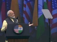 जाणून घ्या, भाषणावेळी कसं काम करतं PM मोदींचं Teleprompter? किती असते किंमत? - Marathi News | Know about the How does PM Narendra Modi teleprompter work | Latest national Photos at Lokmat.com