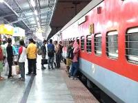 ट्रेनमध्ये पाय ठेवताच प्रवाशांना मिळतात हे 'खास' अधिकार, रोज प्रवास करणाऱ्यांनाही माहीत नसतील! जाणून घ्या - Marathi News | Passengers get 'special' rights as soon as they set foot on the train; Not even the daily commuters would know | Latest business Photos at Lokmat.com
