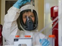 रशियन कोरोना लस दिल्यानंतर दिसताहेत 'हे' साइड इफेक्ट्स, भारतातही येणार आहेत कोट्यवधी डोस - Marathi News | russian corona virus vaccine one in seven volunteers report side effects | Latest health Photos at Lokmat.com