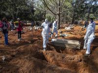 CoronaVirus News: 'या' देशात मोठी Tragedy बनलाय कोरोना, मृतदेह दफनायलाही कमी पडतेय जागा - Marathi News | CoronaVirus Marathi News brazil became new coronavirus hotspot cemetery sao paulo has no place for dead bodies sna | Latest international Photos at Lokmat.com