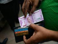 खातेधारकांना जबरदस्त फटका; पुढील महिन्यापासून सर्वसामान्यांच्या खिशाला बँक लावणार कात्री - Marathi News | Bank Charges Changing For Bank Of Baroda Customers From November 2020 | Latest business Photos at Lokmat.com