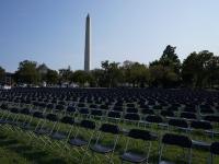 खुल्या मैदानात ठेवलेल्या 'त्या' २० हजार रिकाम्या खुर्च्यांचे रहस्य तरी काय?; फोटो व्हायरल - Marathi News | Coronavirus: 20,000 Empty Chairs Set up to Honour COVID-19 Victims in The United States | Latest social-viral Photos at Lokmat.com