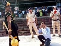 'हा यमराज डोळा ठेवतो आणि जीव वाचवतो'; अपघात रोखण्यासाठी रेल्वेची अनोखी शक्कल - Marathi News | Awareness campaign against track crossing on Western Railway | Latest mumbai Photos at Lokmat.com