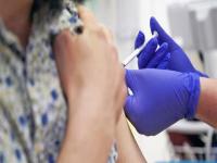 Coronavirus:...म्हणून पुढील ४८ तास महत्त्वाचे; कोरोना प्रतिबंधक लसीची पहिल्यांदाच मानवावर चाचणी - Marathi News | Coronavirus: vaccine trial starts in UK: Oxford University injects first participant pnm | Latest international Photos at Lokmat.com