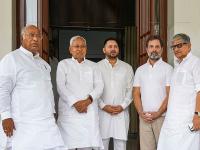 महाआघाडीच्या नेत्यांवर भरबैठकीत नितीश कुणार भडकले, आमदारांना दिला थेट इशारा! - Marathi News | Bihar CM nitish kumar got angry on the leaders of grand alliance RJD | Latest national Photos at Lokmat.com