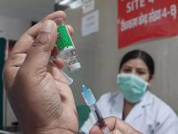 CoronaVaccine: कोरोना लशीच्या देन डोसमधील अंतर वाढवल्यास संक्रमणाचा धोका अधिक; डॉ. अँथनी फाउची यांचा इशारा! - Marathi News | American expert dr anthony fauci says Extending vaccine intervals may leave people vulnerable to corona vaariants | Latest health Photos at Lokmat.com
