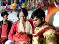 Unique Wedding In Bihar: अनोखं लग्न! वरमाला मोठ्या बहिणीच्या गळ्यात अन् फेरे घेतले छोट्या बहिणीसोबत - Marathi News | Unique Wedding In Bihar; Varma ceremony with the elder sister and marriage with the younger sister | Latest national Photos at Lokmat.com
