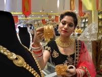 Gold Price : अरे व्वा... आज 2700 रुपयांनी स्वस्त मिळतंय सोनं, किमतीत मोठी घसरण! पटापट चेक करा लेटेस्ट रेट - Marathi News | gold price down 2700 rupees from record high today big drop in price Check the latest rate | Latest business Photos at Lokmat.com