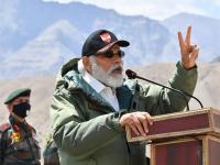 ...पण, पंतप्रधान मोदींनी आपल्या दौऱ्यासाठी लेहपासून 25KM दूर असलेले 'न्योमा'च का निवडले? - Marathi News | prime minister narendra modi visits nyoma in leh ladakh and talk with the Indian soldier | Latest national Photos at Lokmat.com