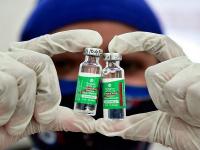 आपल्याला टोचली जाणारी कोरोना लस खरी आहे की खोटी, कसं ओळखायचं? खुद्द सरकारनंच सांगितलं - Marathi News | covaxin covishield and sputnik-v centre government tells states how to identify fake vaccines | Latest health Photos at Lokmat.com