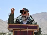 लडाखच्या 'कुरुक्षेत्रावर' मोदी असं काही बोलले; जवानांमध्ये १२ हत्तींचे बळ संचारले! - Marathi News | India china Faceoff : pm narendra modi addressed indian soldiers in leh ladakh | Latest national Photos at Lokmat.com