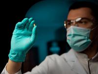 Corona Virus: कामाची बातमी! लसीनंतर आता येतेय 'अँटीव्हायरल गोळी'; जाणून घ्या, कोरोनावर किती प्रभावी - Marathi News | Corona Virus pharma companies to be launch antiviral pills or covid pills | Latest health Photos at Lokmat.com