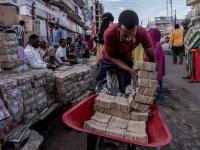 'हा' देश आणतोय तब्बल एक लाख रुपयांची नोट; पण खरेदी करता येतील फक्त दोन किलो बटाटे...! - Marathi News | venezuela planning to bring 1 lakh bolivar notes know how much its worth | Latest international Photos at Lokmat.com