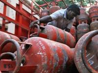 LPG सबसिडीवर सरकारचं एक निवेदन अन् 7 कोटी ग्राहकांना मिळाला मोठा दिलासा! - Marathi News | LPG subsidy to bpcl consumers will continue even after privatization Petroleum Minister Dharmendra Pradhan | Latest business Photos at Lokmat.com