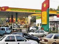 वर्षभरात ६९.६० टक्क्यांनी वाढली CNG ची किंमत, महागाई लावतेय सामान्यांच्या खिशाला कात्री - Marathi News | cng price hike by 2 rupees per kg in delhi ncr indraprastha gas limited petrol diesel prices are stable | Latest business Photos at Lokmat.com