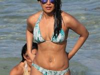 SEE Hot PIC : ...पुन्हा बिकिनी अवतारात दिसली प्रियंका चोपडा!! - Marathi News | SEE Hot PIC: ... again seen in Bikini avatars Priyanka Chopda !! | Latest filmy Photos at Lokmat.com