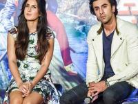 SEE PICS : कितने दुर कितने पास; रणबीर-कॅटमधील दुरावा कायम! - Marathi News | SEE PICS: How many passes away; Ranbir-Kat distracted! | Latest filmy Photos at Lokmat.com