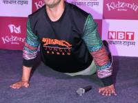 Varun Dhawan will be interacting and taking oath with the newly elected CounZil kids of KidZania - Marathi News | Varun Dhawan will be interacting and taking oath with the newly elected Justice Council of KidZania | Latest filmy Photos at Lokmat.com