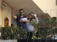 Saif Ali Khan & Kareena Kapoor pose with their newborn son - Marathi News | Saif Ali Khan & Kareena Kapoor pose with their newborn son | Latest filmy Photos at Lokmat.com
