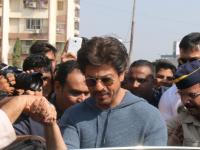 Shahrukh Khan & Poonam Mahajan unveil the #Bandra sculpture - Marathi News | Shahrukh Khan & Poonam Mahajan unveil the #Bandra sculpture | Latest filmy Photos at Lokmat.com