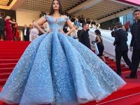 Cannes 2017 : रेड कार्पेटवर ऐश्वर्या राय-बच्चनची सिंड्रेला अवतारात एंट्री! - Marathi News | Cannes 2017: Aishwarya Rai-Bachchan's entry in the Cinderella avatar on the red carpet! | Latest filmy Photos at Lokmat.com