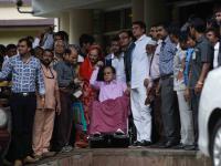 दिलीपकुमार यांना रुग्णालयातून डिस्चार्ज! - Marathi News | Dilipkumar discharged from hospital! | Latest filmy Photos at Lokmat.com