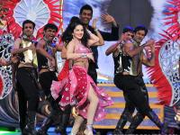 Zee Cine Awards 2017 : सनी लिओनीच्या ‘लैला’ने केले अनेकांना घायाळ, पहा फोटो! - Marathi News | Zee Cine Awards 2017: Sunny Leone's 'Layla' wounded many, see photos! | Latest filmy Photos at Lokmat.com