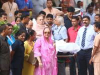 Actor Dilip Kumar discharged from Lilavati hospital - Marathi News | Actor Dilip Kumar discharged from Lilavati hospital | Latest filmy Photos at Lokmat.com