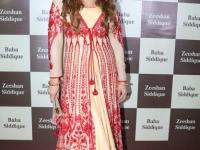 SEE PICS : ​युलिया वेंटरचा सलमान ‘खानदान’सोबत इफ्तार! - Marathi News | SEE PICS: Yuliya Venter's Salman with 'Khanadan' iftar! | Latest filmy Photos at Lokmat.com