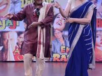'मस्त गर्ल' रवीना टंडनने भाऊ कदमसह असा धरला ठेका - Marathi News | 'Mast Girl' Raveena Tandon has treated the brother as a contractor | Latest filmy Photos at Lokmat.com