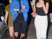 ​अक्षय कुमारचा मुलगा आरव पुन्हा दिसला मित्रांसोबत! - Marathi News | Akshay Kumar's son, Aarav, appeared again with friends! | Latest filmy Photos at Lokmat.com