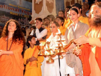​गंगा आरतीसाठी ऋषिकेशला पोहोचली दीपिका पादुकोण! - Marathi News | Deepika Padukone reached Rishikesh for Ganga Arti | Latest filmy Photos at Lokmat.com