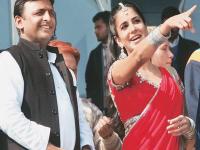 ​अखिलेश यादव यांचे बॉलिवूड कनेक्शन - Marathi News | Akhilesh Yadav's Bollywood connection | Latest filmy Photos at Lokmat.com