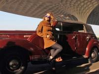 RANGOON: विंटेज कारमध्ये एअरपोर्टवर पोहोचली कंगना राणौत - Marathi News | RANGOON: Kangna Ranaut reached the airport in a vintage car | Latest filmy Photos at Lokmat.com