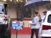 View Pics : भरपावसात करिना कपूर चालली तरी कुठे? - Marathi News | View Pics: Wherever Kapoor walks Kapoor? | Latest filmy Photos at Lokmat.com