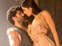 ​रणबीरची पार्टी सोडून कॅटरिनासोबत काय करतोय आदित्य राय कपूर? - Marathi News | What is Aditya Rai Kapoor doing Ranbir's party with Katrina? | Latest filmy Photos at Lokmat.com