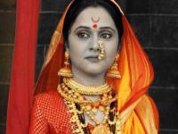 Navratri Special : नऊवारी आणि पिवळ्या रंगाच्या साडीत मराठी अभिनेत्रींचे खास फोटो ! - Marathi News | Navratri Special: A special photo of Marathi actress in blue and yellow sari! | Latest filmy Photos at Lokmat.com