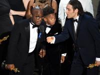 OSCARS 2017: ‘मूनलाईट’ ठरला सर्वोत्कृष्ट चित्रपट; ‘ला ला लँड’ने मारली ६ पुरस्कारांवर बाजी - Marathi News | OSCARS 2017: Best Film for 'Moonlight'; LA LA LAND 'has won 6 awards | Latest filmy Photos at Lokmat.com