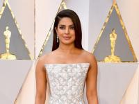 OSCARS 2017: प्रियांका चोप्राचा रेड कार्पेट लूक; बघा कशी दिसते आपली ‘देसी गर्ल’ - Marathi News | OSCARS 2017: Priyanka Chopra's Red Carpet Look; See how your 'Desi Girl' | Latest filmy Photos at Lokmat.com