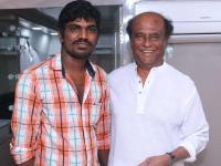 कोणी विकले सोने, तर कोणी गुडघ्यावर सर केल्या मंदिराच्या पायऱ्या, वाचा रजनीकांत यांच्या चाहत्यांचे किस्से! - Marathi News | Read the steps of the temple, the gold coins sold by someone, and the stories of fans of Rajinikanth. | Latest filmy Photos at Lokmat.com